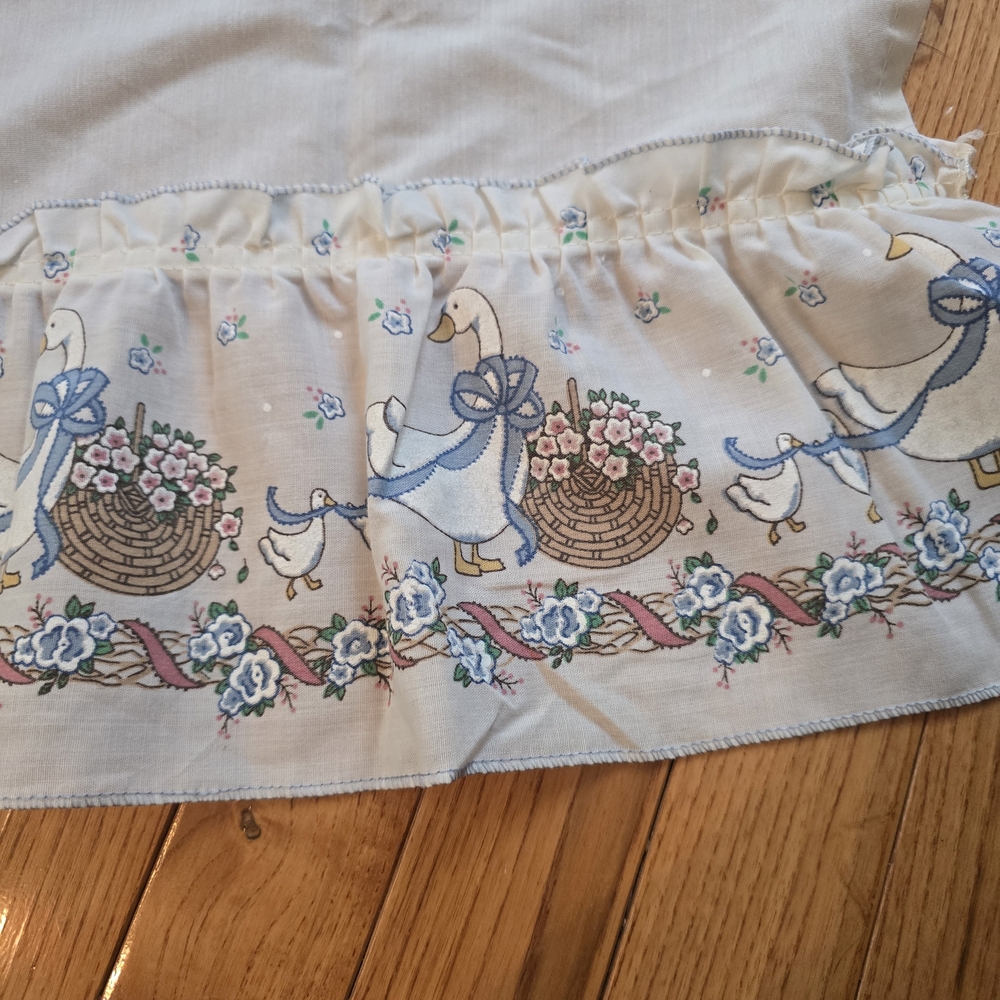 Charming Vintage Goose Print Curtian with Floral Accents